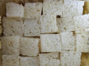再把切小块的土司，一层层铺在里面