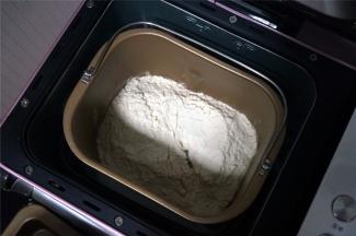 然后倒入富强粉，启动面包机PE8500W的imix程序，揉面20分钟