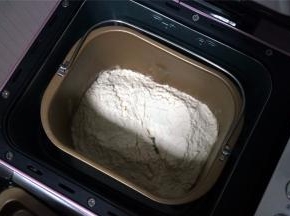 然后倒入富强粉，启动面包机PE8500W的imix程序，揉面20分钟