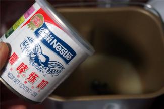 将酵母水，细砂糖，炼奶放入面包机。