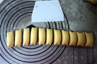 取出面团，充分排气，搓成长条状，然后切出一个个馒头坯。