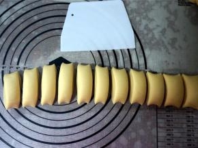 取出面团，充分排气，搓成长条状，然后切出一个个馒头坯。