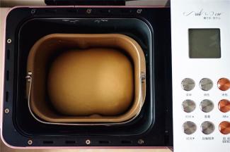 将面团发酵至两倍大，耗时2小时。