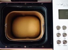 将面团发酵至两倍大，耗时2小时。