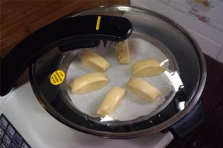 捷赛自动烹饪锅烧一锅开水后，熄火，然后放入馒头坯，盖上锅盖，让其二次发酵40分钟。