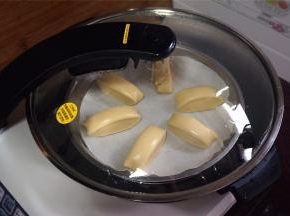 捷赛自动烹饪锅烧一锅开水后，熄火，然后放入馒头坯，盖上锅盖，让其二次发酵40分钟。