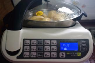 取出馒头坯，高火将水重新烧沸腾，然后放入馒头坯，转为中火蒸煮，时间为13分钟。程序结束后焖5分钟再开盖。