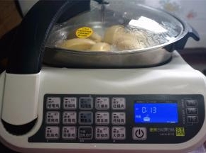 取出馒头坯，高火将水重新烧沸腾，然后放入馒头坯，转为中火蒸煮，时间为13分钟。程序结束后焖5分钟再开盖。