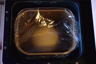 程序结束后，取出面团揉圆，取出面包机的刀片，将面团放入，盖上保鲜膜，启动发酵程序。