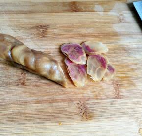 把腊肠洗净后，放入水中煮个十分钟，取出来，切成薄片。