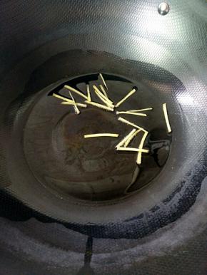 热锅凉油，下姜丝小火煸香。