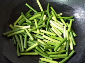 下蒜苔炒匀