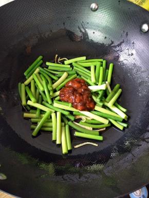 下黄豆酱炒匀