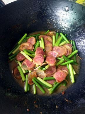 再加入没过食材一半的清水，和白糖(白糖中和它的咸味)