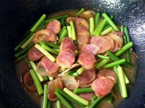 再加入没过食材一半的清水，和白糖(白糖中和它的咸味)