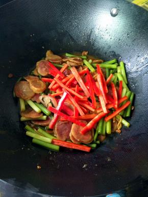 盖上盖子，闷煮个五分钟，让其入味，再下红椒丝炒匀即可