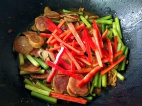 盖上盖子，闷煮个五分钟，让其入味，再下红椒丝炒匀即可