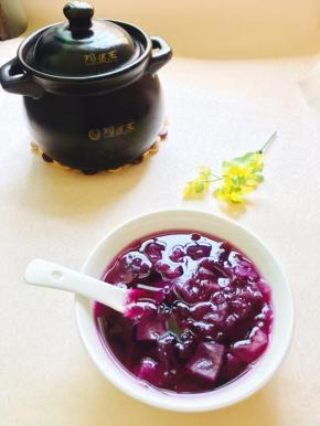 放入适量的冰糖（甜度随自己口味调整）