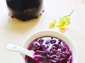 放入适量的冰糖（甜度随自己口味调整）