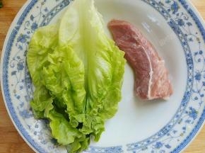 准备猪肉和生菜