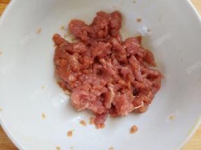 放入盐、生抽、料酒腌制片刻