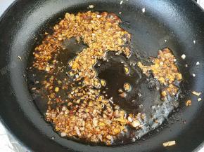 蒜粒煸炒成金黄色后加入肠粉酱油和适量清水煮沸，盛出备用