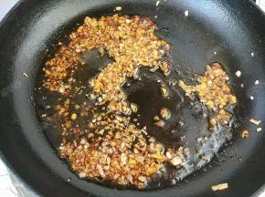 蒜粒煸炒成金黄色后加入肠粉酱油和适量清水煮沸，盛出备用