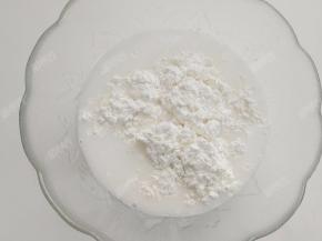 将250ml清水倒入粉中