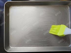 用硅胶刷在肠粉蒸盘中刷薄薄的一点玉米油
