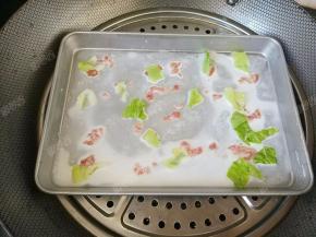 将蒸盘放入已经烧开水的锅中