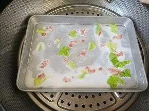 将蒸盘放入已经烧开水的锅中