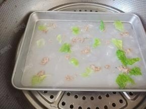 盖上锅盖旺火蒸两分钟左右