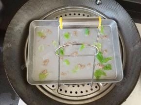 用夹子取出蒸盘