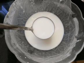 将静置的粉浆重新搅拌均匀，在盘中倒入两勺粉浆，我用的是吃火锅的那种不锈钢汤勺