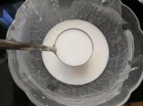 将静置的粉浆重新搅拌均匀，在盘中倒入两勺粉浆，我用的是吃火锅的那种不锈钢汤勺