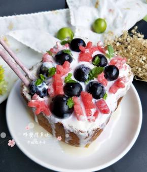 然后接下来就根据自已喜欢的材料进行装饰，冰淇淋是一定要有的。吃的时候用吐司蘸冰淇淋吃