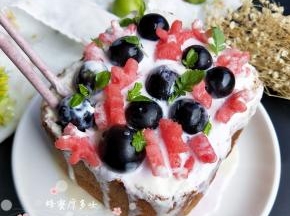然后接下来就根据自已喜欢的材料进行装饰，冰淇淋是一定要有的。吃的时候用吐司蘸冰淇淋吃
