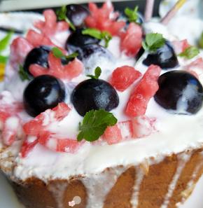 气温太高，我的冰淇淋球舀上去就立刻融化了，哈哈。