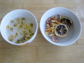 将除玫瑰花以外的原料，用清水洗去浮尘。