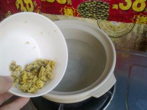 砂锅里加满水，先放入杭菊。