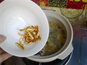 加入陈皮，中火煮三分钟左右。