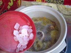 这时候加入冰糖。