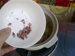 冰糖化开后，最后加入玫瑰花。