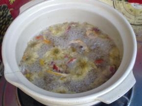 这时候将火关掉，用余温将玫瑰花焖开。