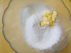 加入糖和软化的黄油