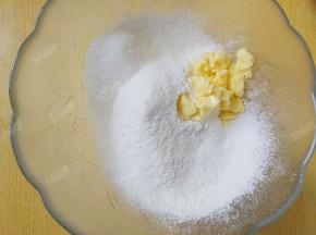 加入糖和软化的黄油