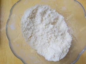 将糖、黄油、粉混合，用手搓成粗玉米粉的状态