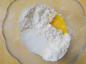 加入全蛋液、牛奶