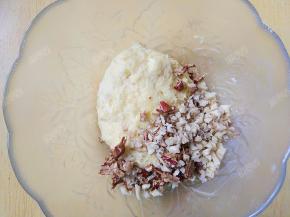 面团中倒入切碎红枣核桃