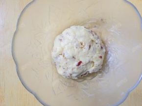 混合均匀成团，盖上保鲜膜放入冰箱冷藏半小时